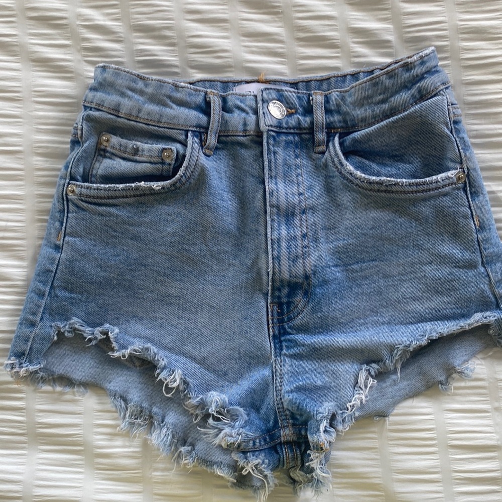 I’m selling these very good condition Zara Jean shorts!